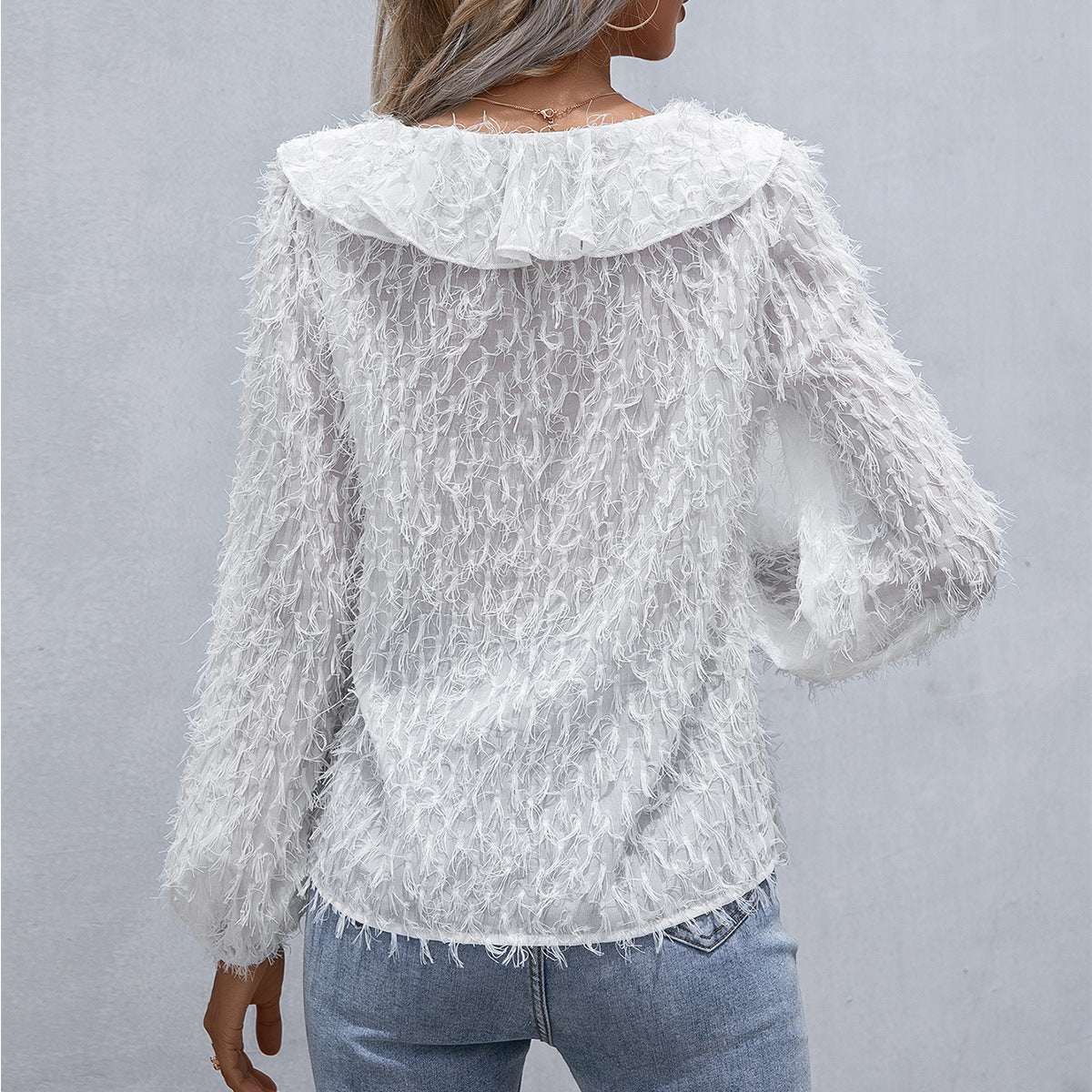 Top con volantes y plumas