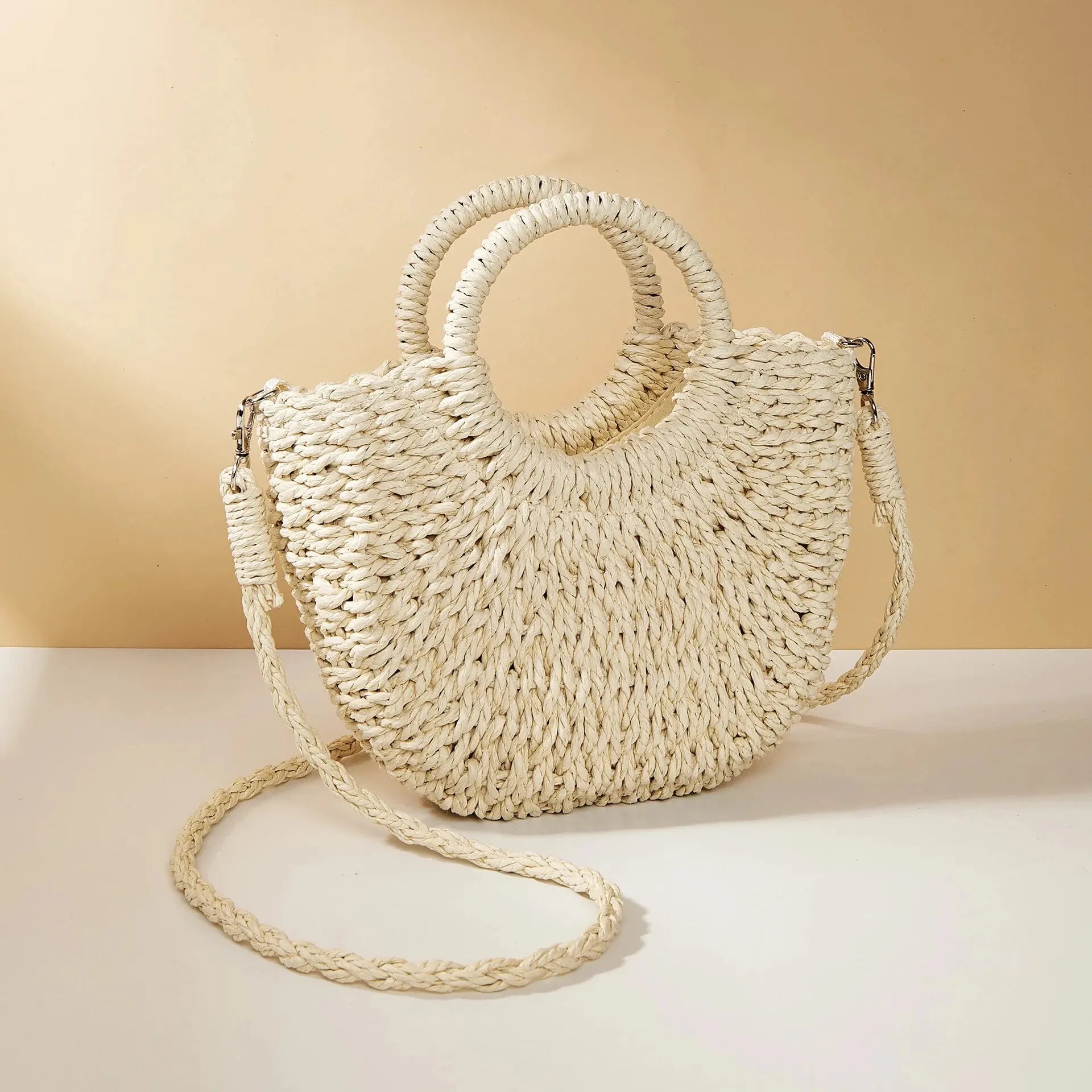 Bolso bandolera de mimbre y ratán con forma de media luna