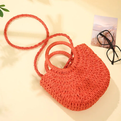 Bolso bandolera de mimbre y ratán con forma de media luna