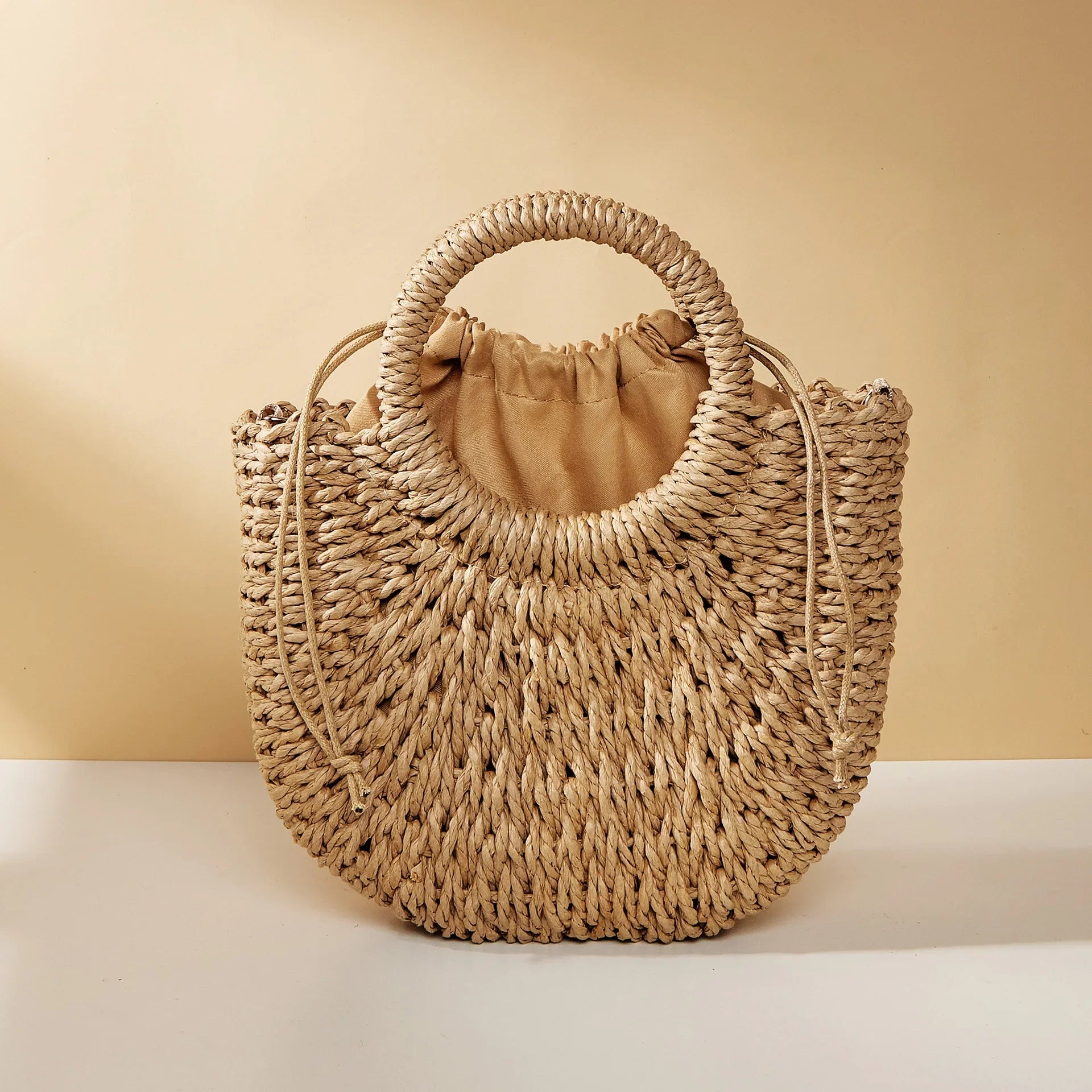 Bolso bandolera de mimbre y ratán con forma de media luna