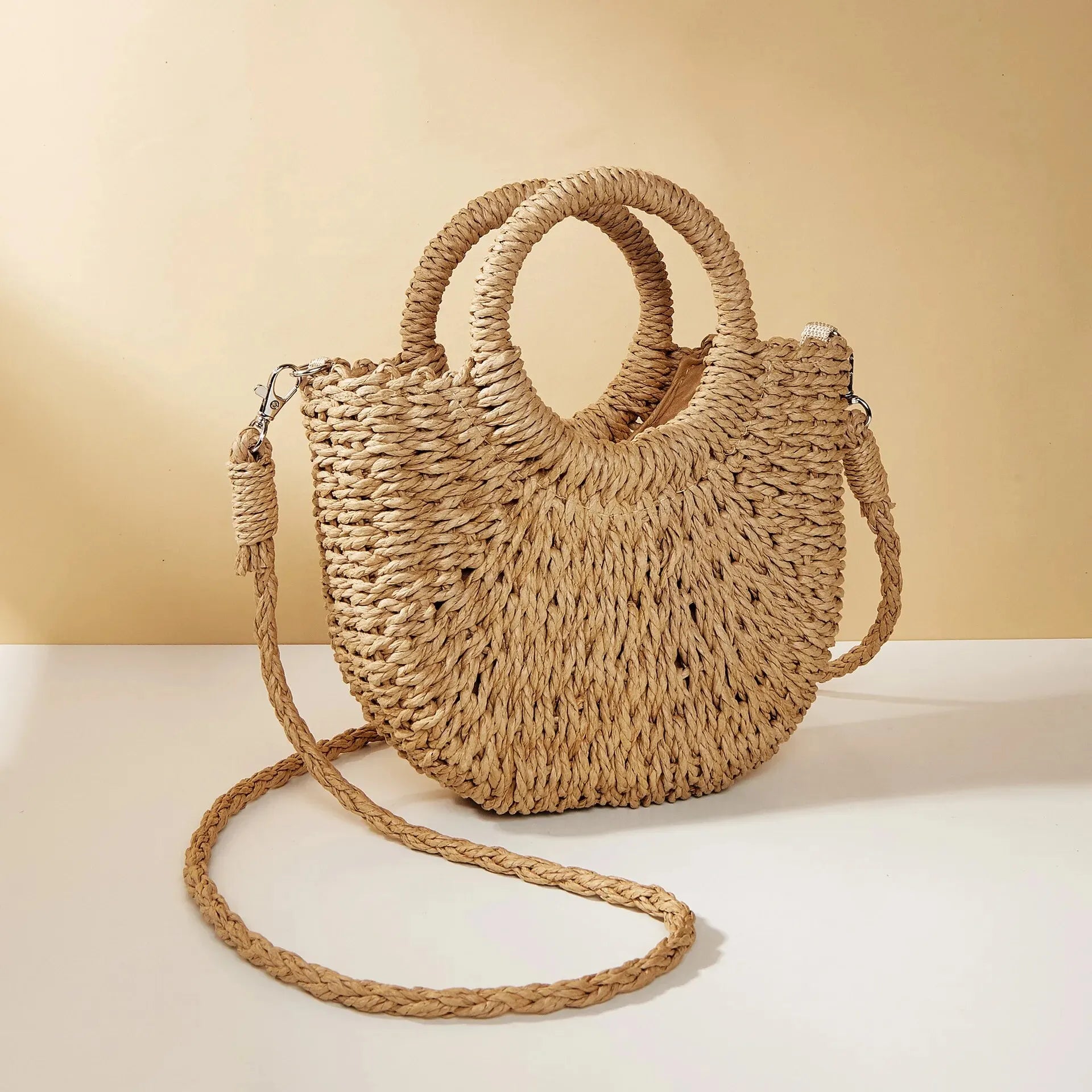 Bolso bandolera de mimbre y ratán con forma de media luna